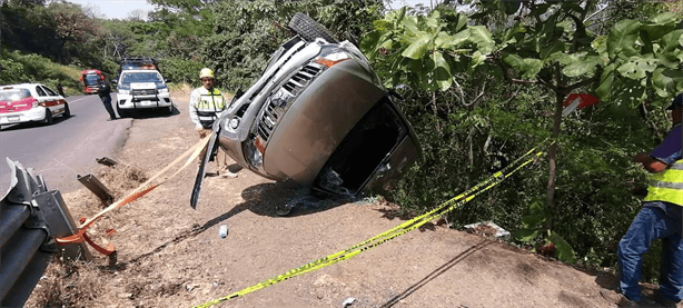 Vuelca camioneta de trabajadores del OPLE en carretera San Andrés Tuxtla – Santiago