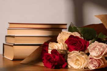 ¿Por qué se regalan libros y rosas el 23 de abril?