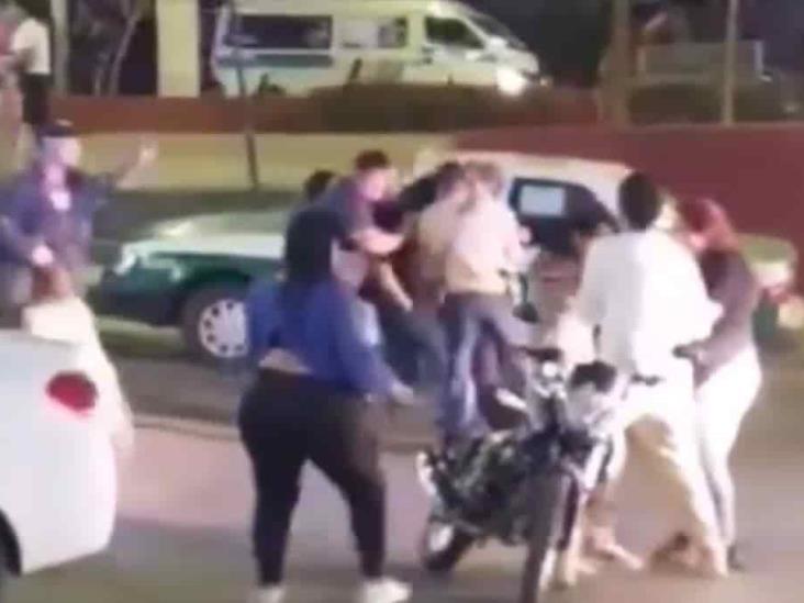 ¡Directo al ‘tambo’! Motociclista agrede a conductor… y era policía ministerial