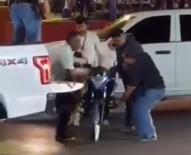 ¡Directo al ‘tambo’! Motociclista agrede a conductor… y era policía ministerial