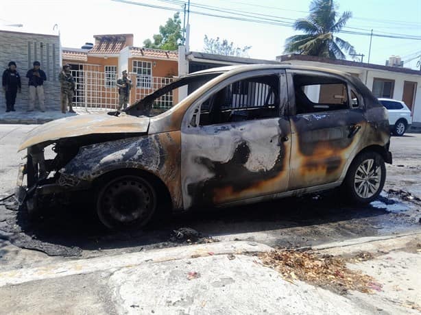 Auto se incendia luego de chocar en una colonia de Boca del Río