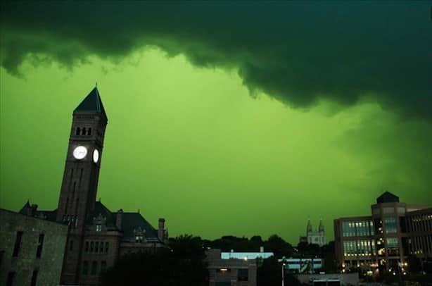 ¿Apocalipsis ahora?; ¿por qué se pintó de verde el cielo de Dubái?