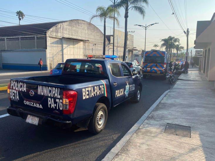 Chocan auto y motocicleta en calles de Orizaba