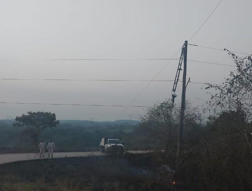 CFE suspende suministro eléctrico en Las Choapas tras incendio en líneas de transmisión