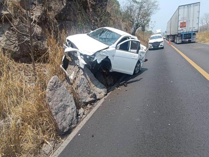 Dos automóviles chocan en Actopan y conductores terminan lesionados
