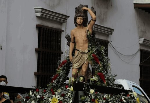No se salva ni el santo