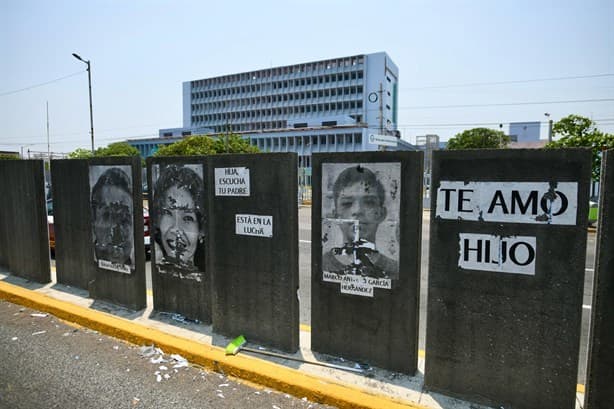Colectivo de búsqueda de personas coloca fotografías de desaparecidos en avenida de Veracruz 