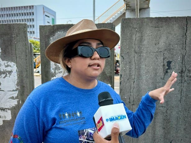 Colectivo de búsqueda de personas coloca fotografías de desaparecidos en avenida de Veracruz 