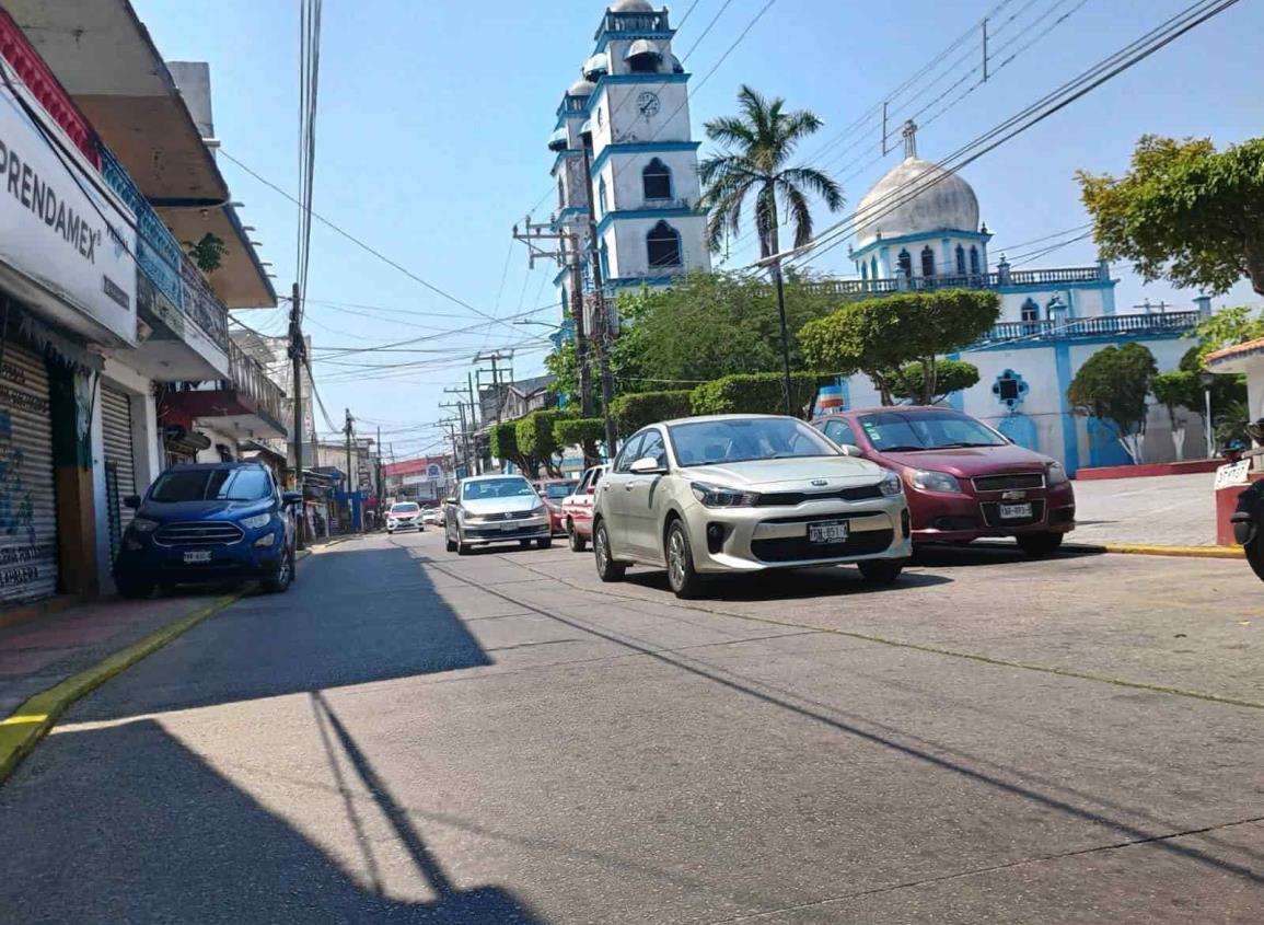 Elementos de tránsito de Nanchital Trabajan en ordenamiento vehicular en el primer cuadro de la ciudad