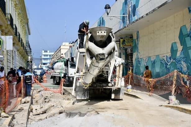 ¡Fuera baches! Inicia pavimentación de la calle Lucio, en Xalapa