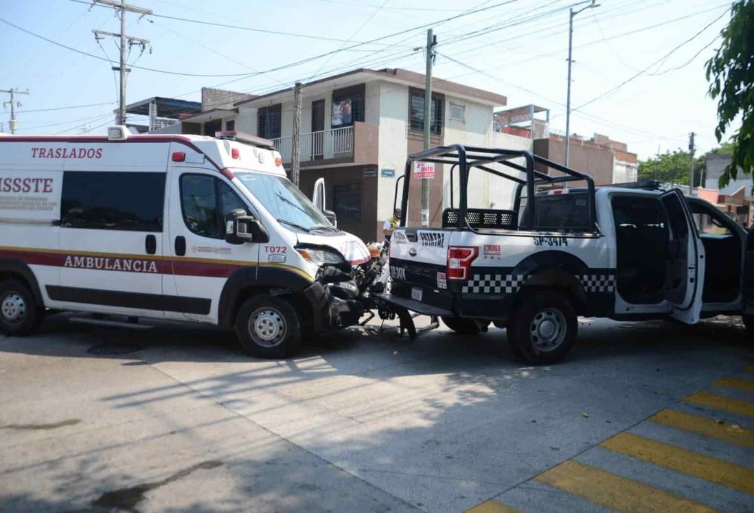Fuerte choque entre una ambulancia y una patrulla de la SSP en Veracruz | VIDEO