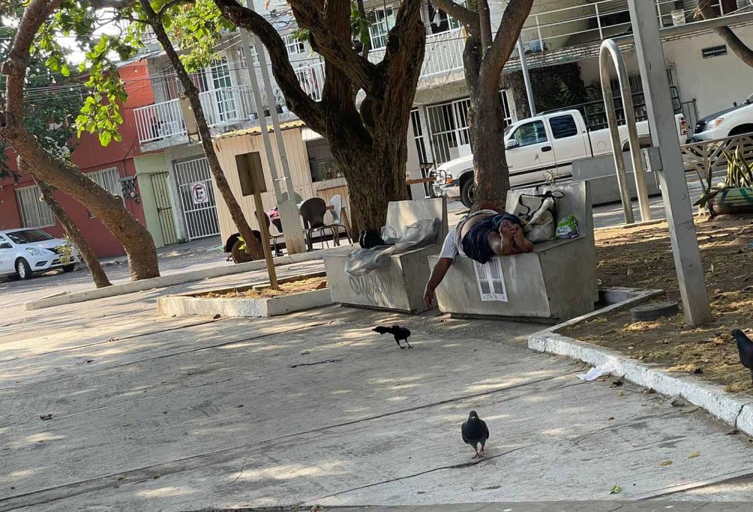 Gente en situación de calle vive y se baña en el parque Zaragoza en Veracruz