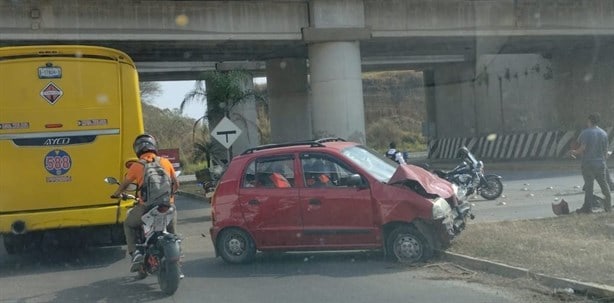 Un lesionado y daños deja choque en Puente de Central de Abastos