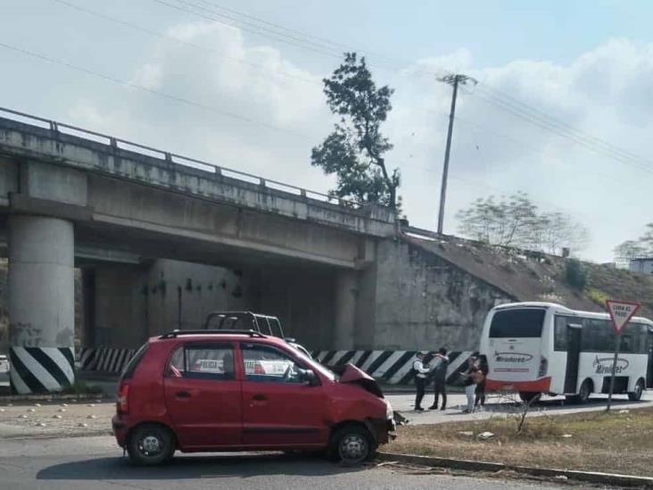 Un lesionado y daños deja choque en Puente de Central de Abastos