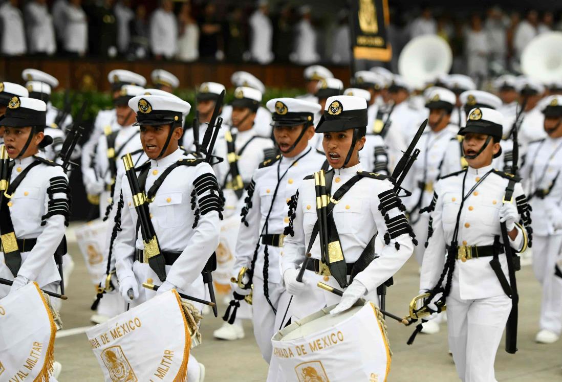 Cadetes juran frente a AMLO servir a la patria en Escuela Naval Militar de Antón Llizardo