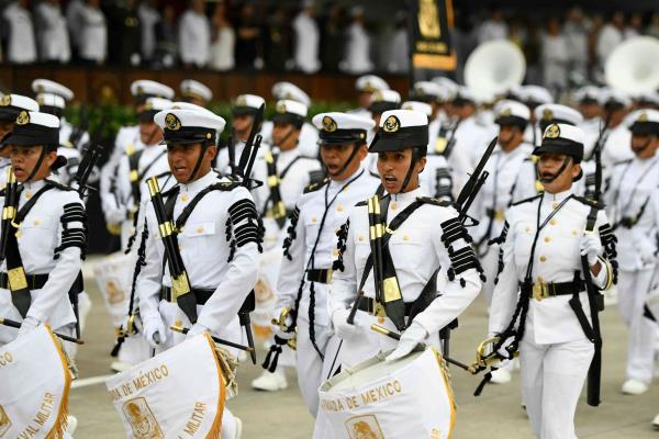 Cadetes juran frente a AMLO servir a la patria en Escuela Naval Militar de Antón Llizardo