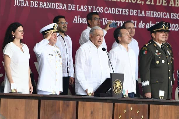 Cadetes juran frente a AMLO servir a la patria en Escuela Naval Militar de Antón Llizardo