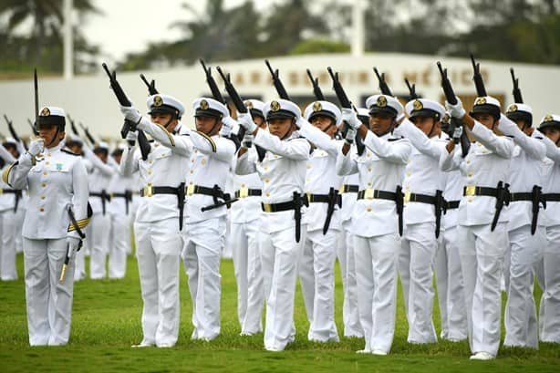 Cadetes juran frente a AMLO servir a la patria en Escuela Naval Militar de Antón Llizardo