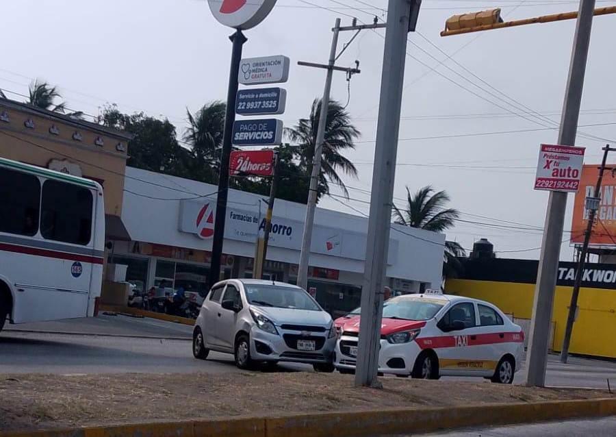 Chocan auto particular y taxi en JB Lobos, Veracruz