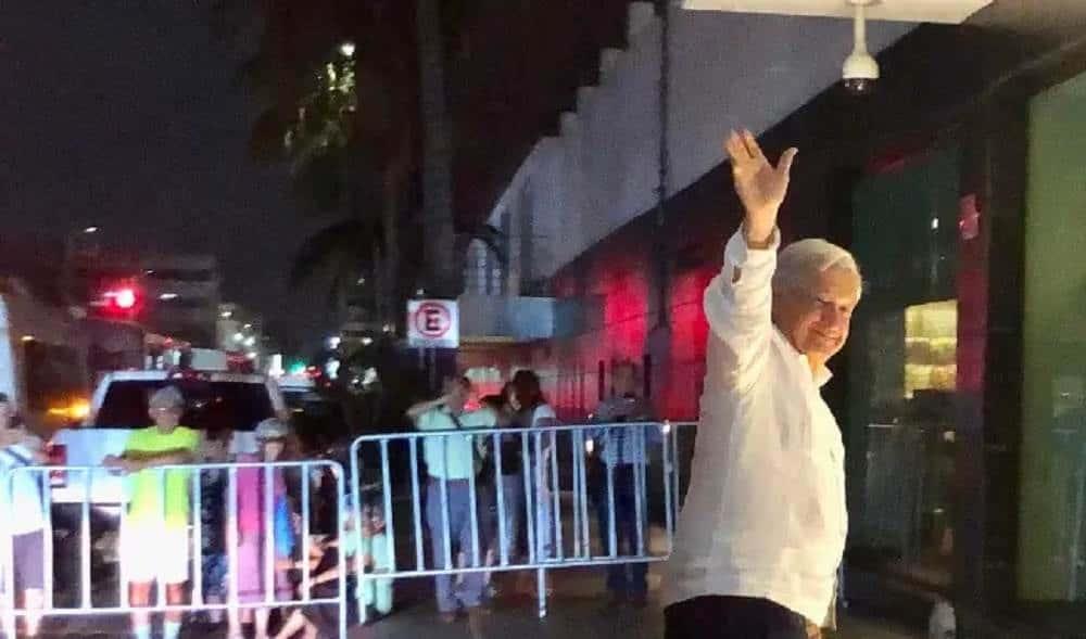 Llega AMLO a Veracruz para encabezar evento por la defensa del puerto