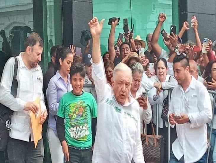 AMLO escucha peticiones de veracruzanos