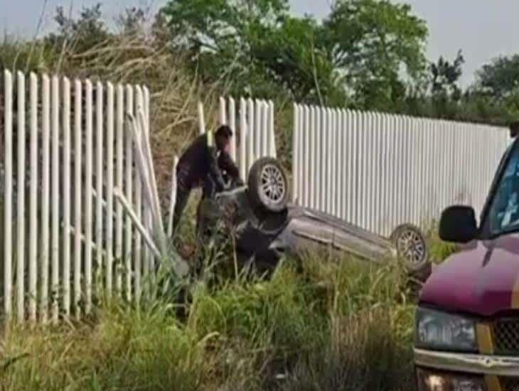 Marino en Veracruz sufre accidente en automóvil, termina volcado
