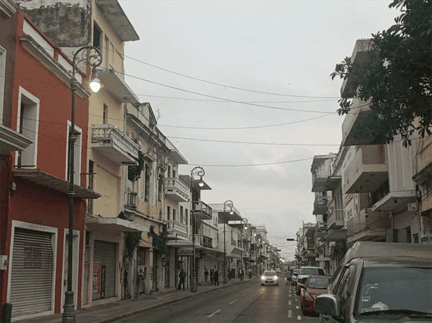 Frente Frío oscurece el cielo de Veracruz en plena tarde