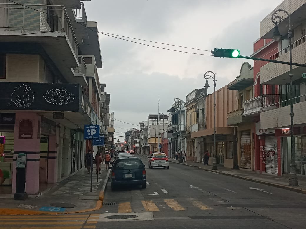 Frente Frío oscurece el cielo de Veracruz en plena tarde