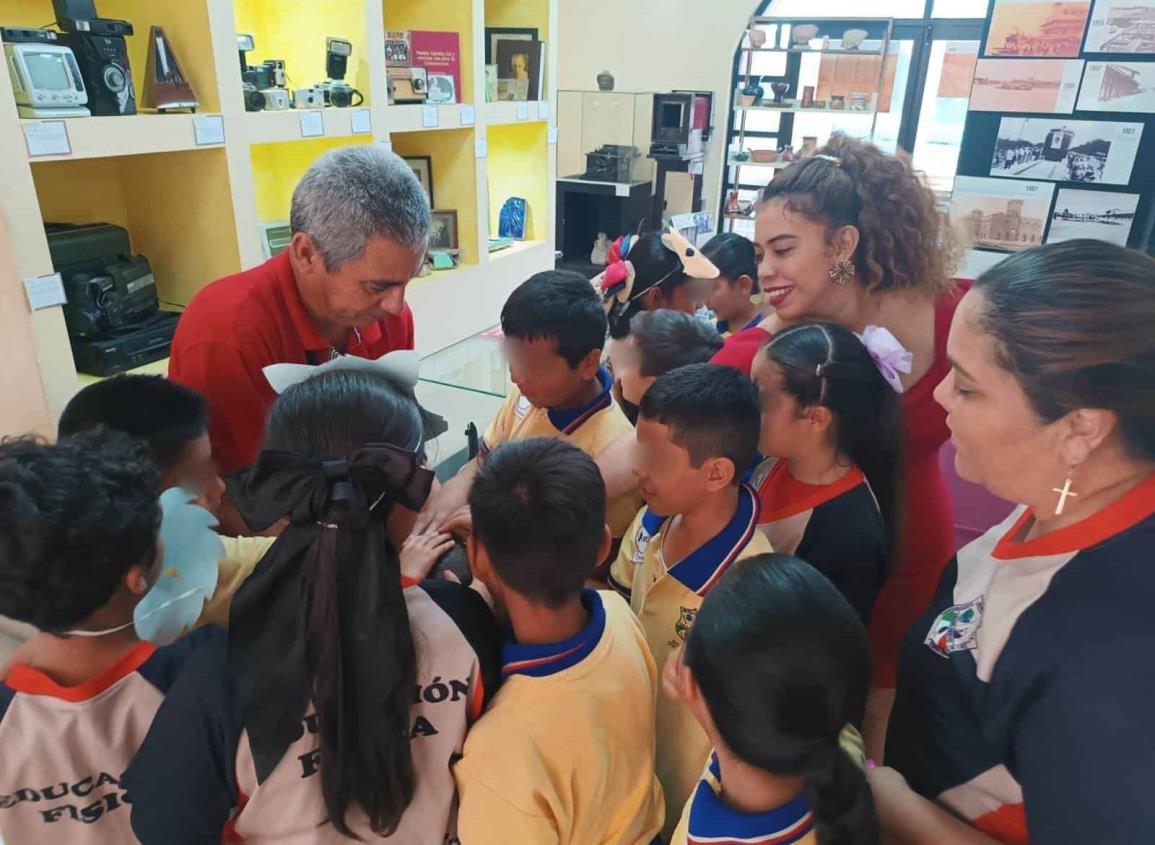 Participan alumnos en ‘Visita Guiada’ en el Ayuntamiento de Coatzacoalcos