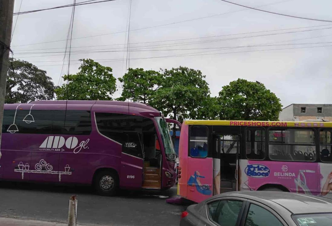 Camión urbano choca contra autobús de pasajeros en avenida Cuauhtémoc