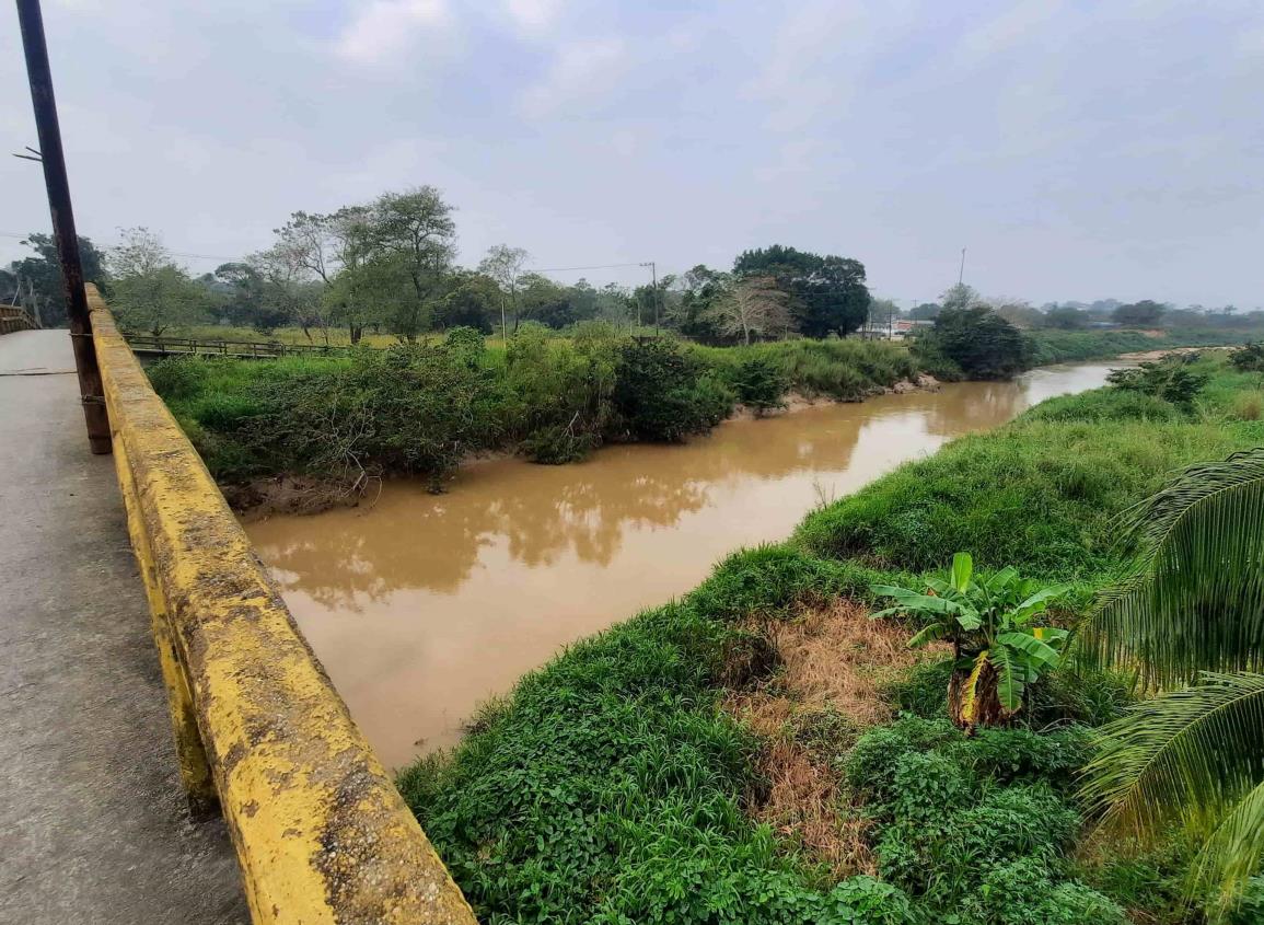 Continúan contaminando el río Agua Dulce a la altura del puente Cancino Marín