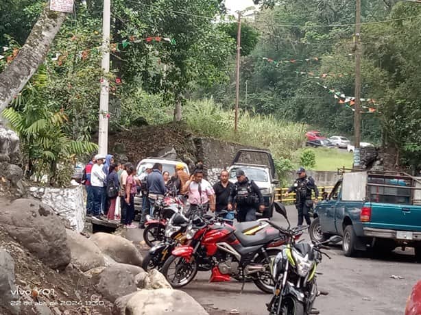 Bloquean carretera en Coetzala; exigen obra pública