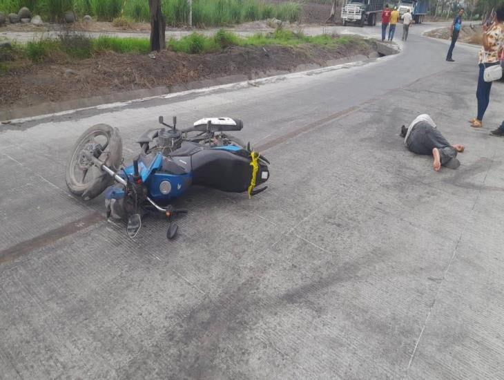 Adulto mayor de Úrsulo Galván derrapa en motocicleta y termina en hospital