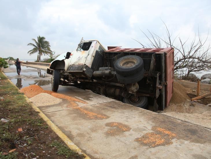 Se hunde camión de volteo en el bulevar Ávila Camacho de Coatzacoalcos | VIDEO