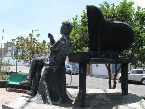 Así luce la estatua de Agustín Lara en Xalapa; entre el descuido y el olvido