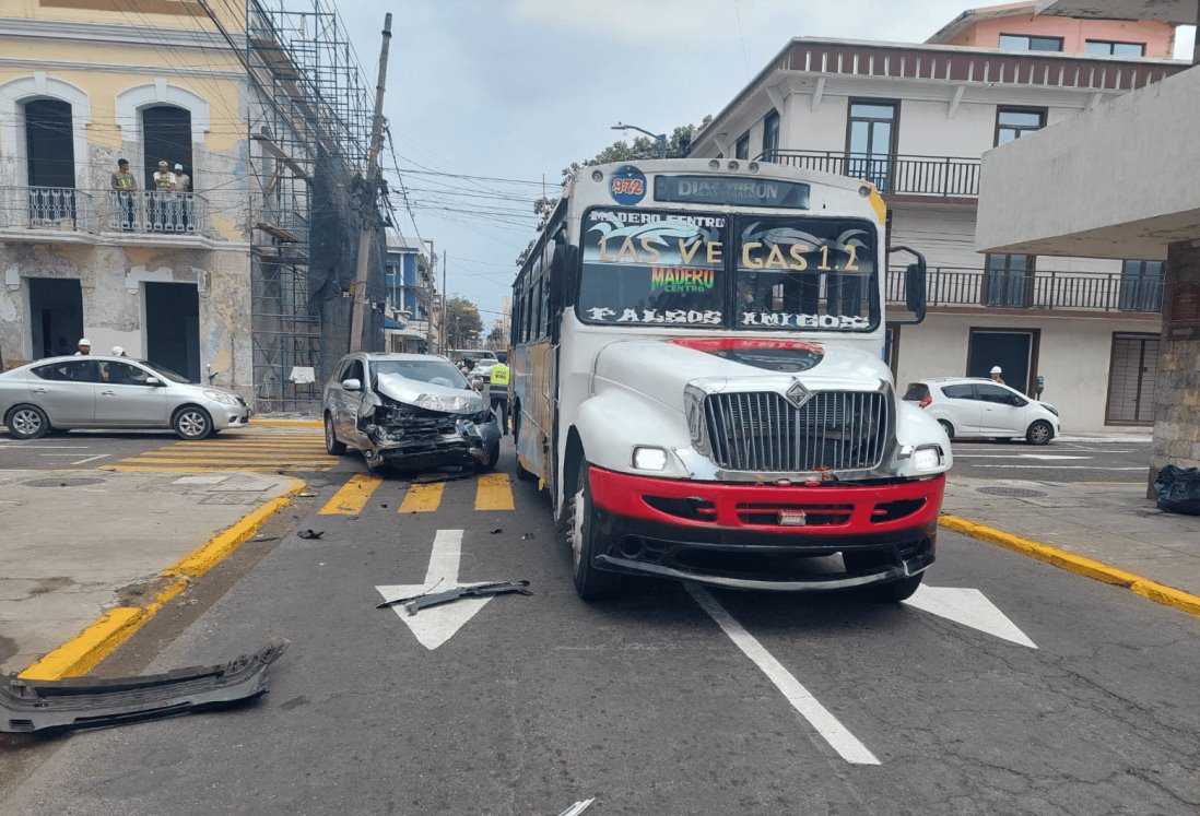 Aparatoso accidente entre camión urbano y camioneta en avenida Francisco I Madero, Veracruz