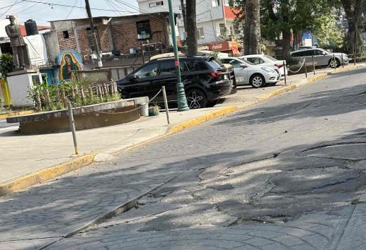 En Xalapa, habitantes urgen reparación de la avenida Atletas