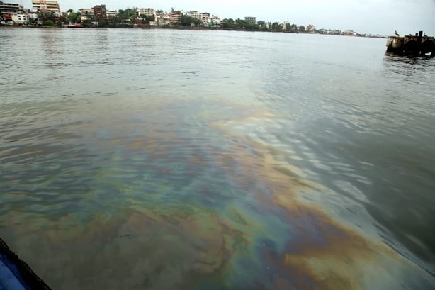 Amanece río Coatzacoalcos contaminado con hidrocarburo | VIDEO