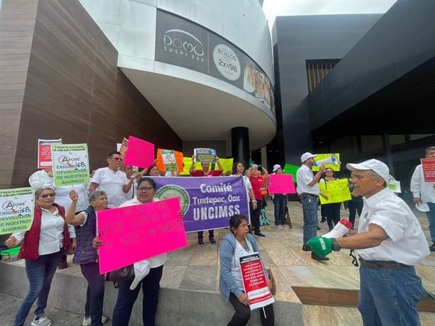 Jubilados y pensionados del IMSS en Veracruz denuncian deuda de afores y ahorros desde 2015