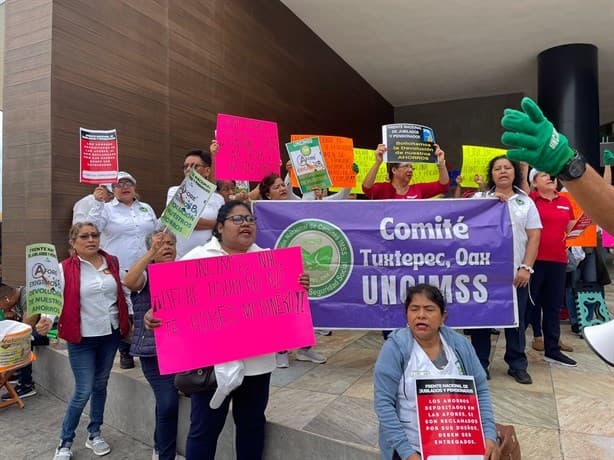 Jubilados y pensionados del IMSS en Veracruz denuncian deuda de afores y ahorros desde 2015