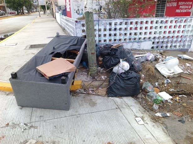 Veracruzanos usan de basurero una esquina en la colonia Nueva Era