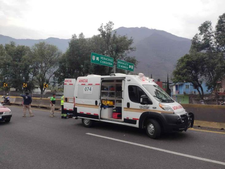 Motociclista pierde el control y derrapa sobre la autopista Orizaba-Puebla