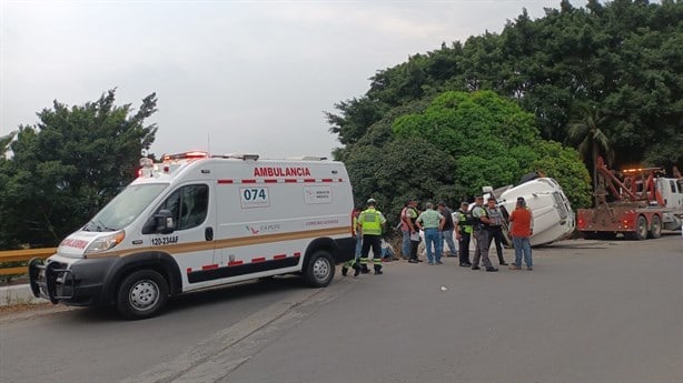 ¡Tráiler con melaza cae de puente en la Veracruz-Puebla! Esto sabemos