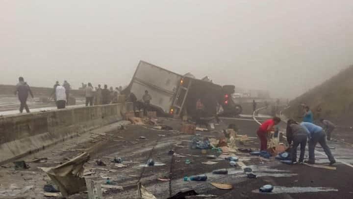 Tráiler cargado de suavizante vuelca en libramiento Xalapa-Perote y se desata rapiña