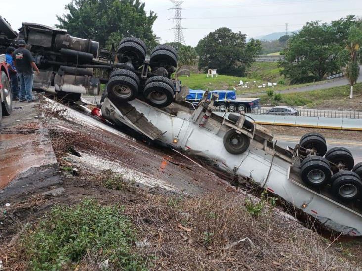 ¡Tráiler con melaza cae de puente en la Veracruz-Puebla! Esto sabemos