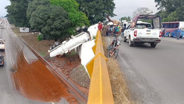 ¡Tráiler con melaza cae de puente en la Veracruz-Puebla! Esto sabemos