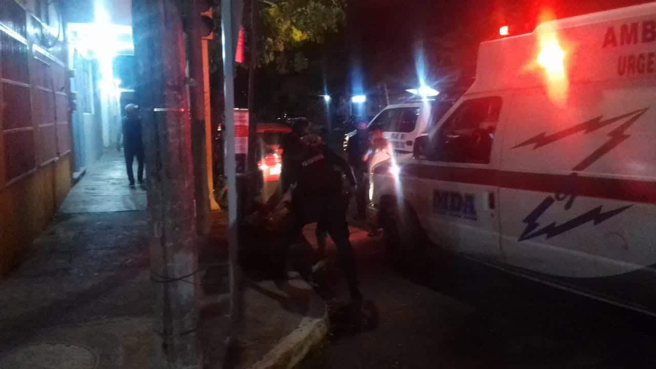 Adulto mayor se lesiona la cabeza al caer en calle del centro de Veracruz
