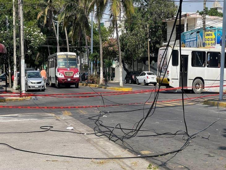 Camión derriba cables de internet y cierran vialidad en Veracruz
