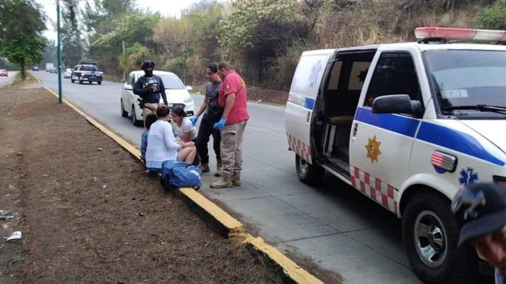 Vuelca auto en la Central de Abastos de Xalapa; mujer y su hijo resultan lesionados