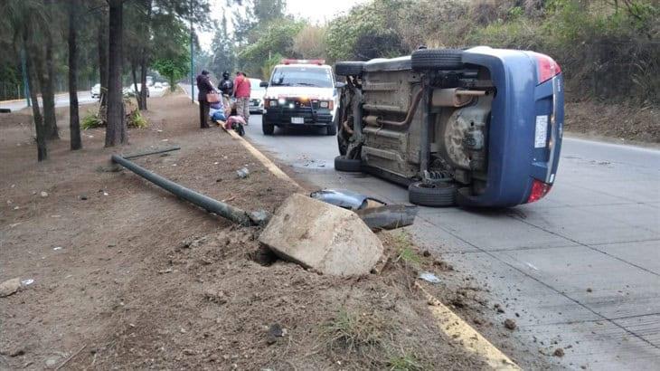 Vuelca auto en la Central de Abastos de Xalapa; mujer y su hijo resultan lesionados